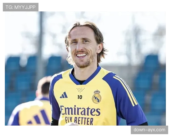 告别欧冠?赛后镜头捕捉到莫德里奇深情亲吻皇马队徽 告别欧冠?赛后镜头捕捉到莫德里奇深情亲吻皇马队徽