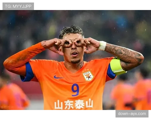 泰山队小球迷冲入场内拥抱偶像，赛后得到克雷桑签名球衣