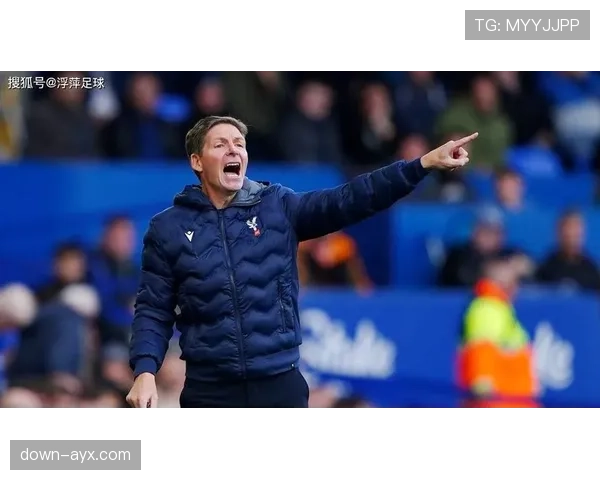 特写：绝平点球被VAR取消后，水晶宫主帅格拉斯纳愤怒抗议